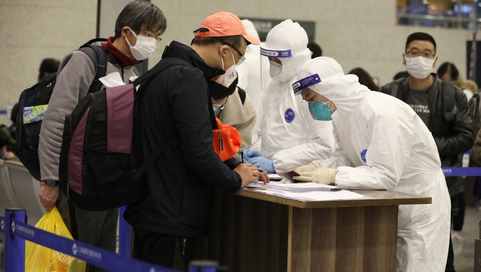 浦東機場對入境重點航班加大流調(diào)后，現(xiàn)場有數(shù)小時耐心等候旅客和十小時不脫的誠格防護服